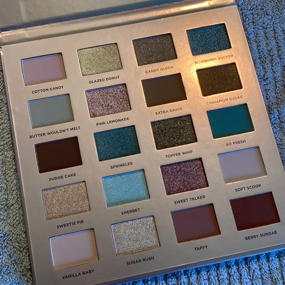 ICONIC LONDON Treat Yourself Eyeshadow Palette - Picture 2 of 5